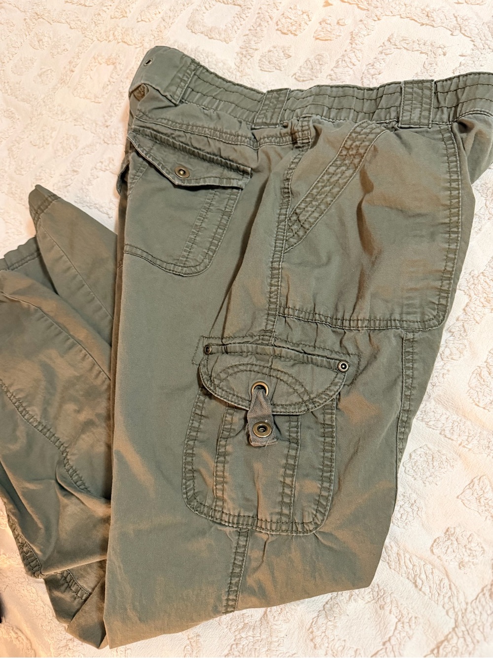 Woman’s Bass Pro Shop Olive Green Cargo Pants -  28/29                  #64